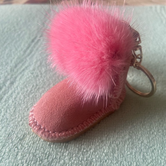 Faux fur boot keychain - Picture 3 of 3